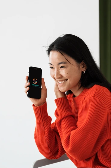 vrouw met smartphone met lexigogo app