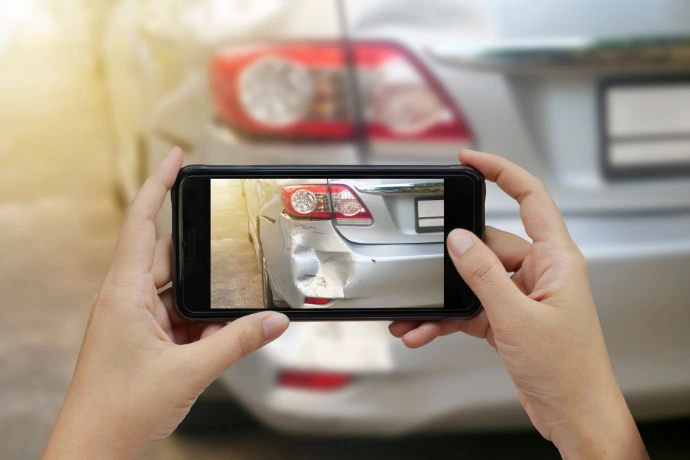 smartphone registreert schade aan wagen
