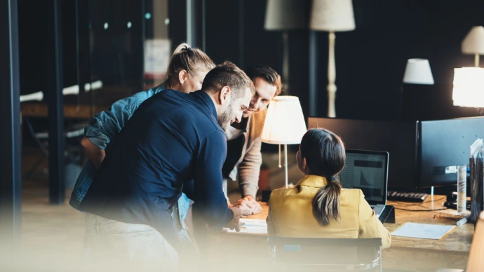 collega's overleggen aan bureau
