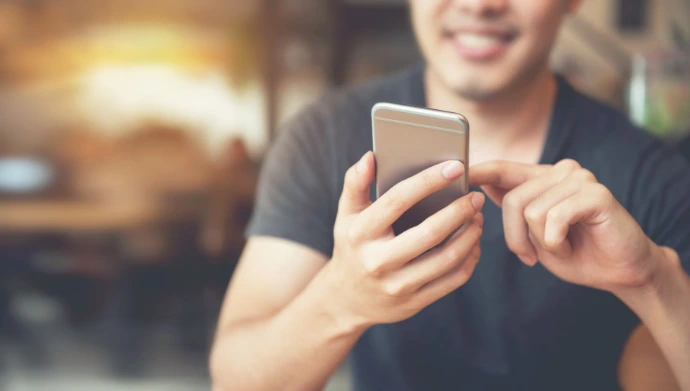 man met smartphone in de hand